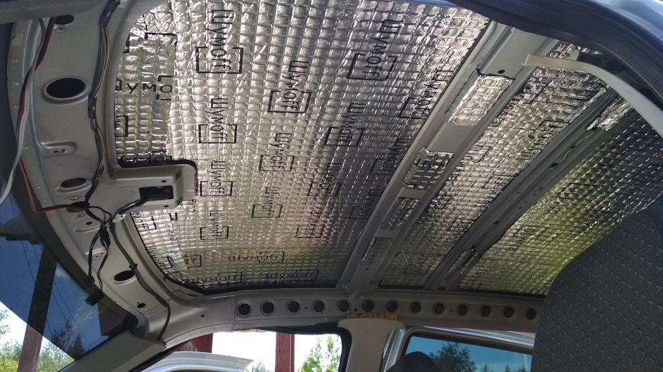 Zelf de geluidsisolatie van het autodak aanbrengen