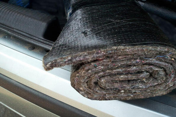 Auto geluidsisoleren met bouwmaterialen