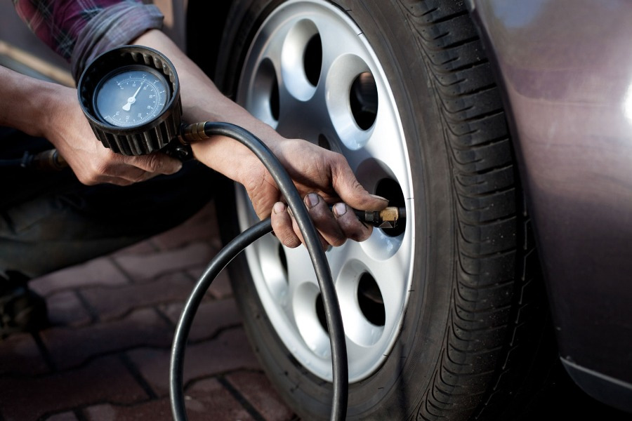 Waarom moet je de bandenspanning van je auto meten?