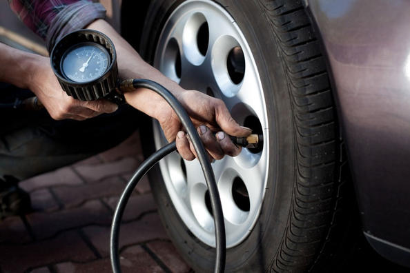 Waarom moet je de bandenspanning van je auto meten?