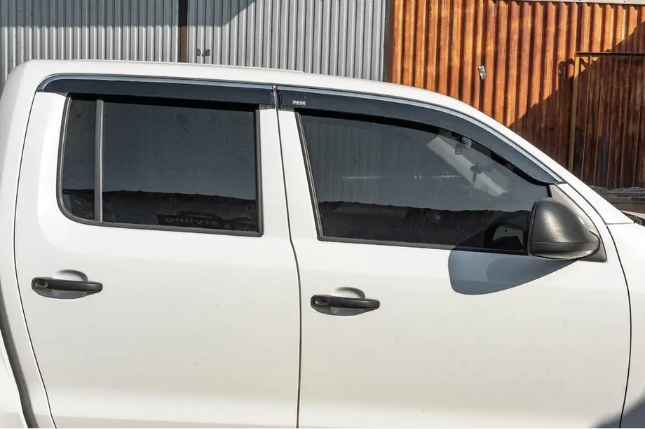 Volkswagen Amarok 2010–2022 Raamwindschermen met chromen sierlijst (set van 4, Niken) Image