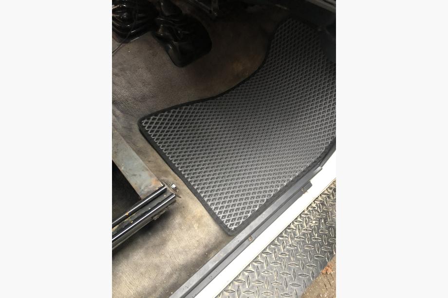 Toyota Land Cruiser 70 1984– EVA automatten (zwart) Voor + achter, achtermat uit één stuk Foto 4