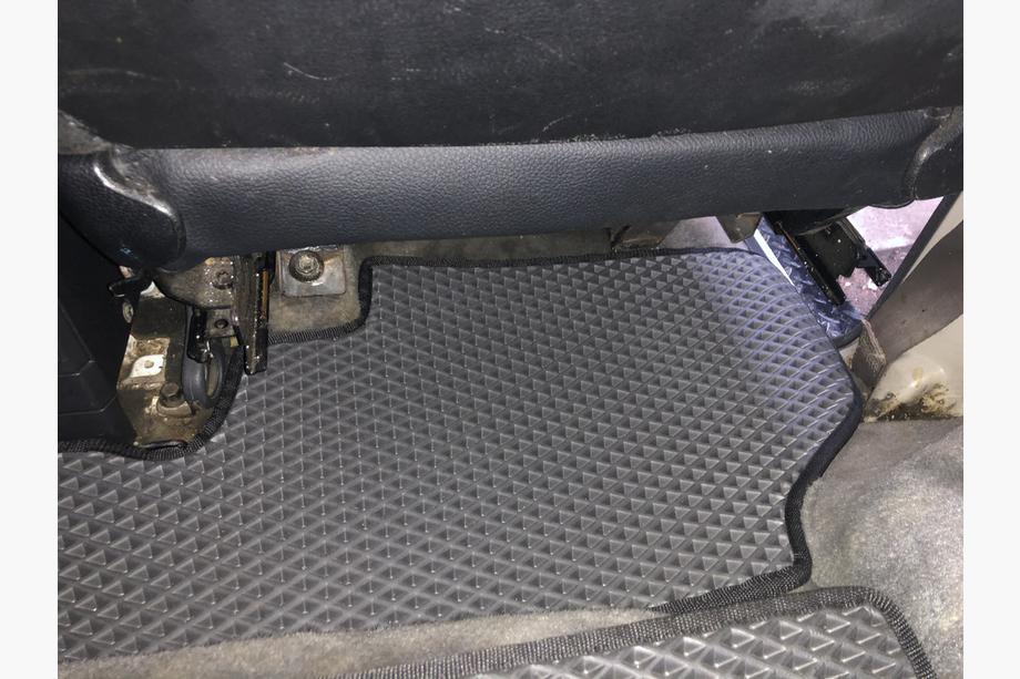 Toyota Land Cruiser 70 1984– EVA automatten (zwart) Voor + achter, achtermat uit één stuk Foto 9