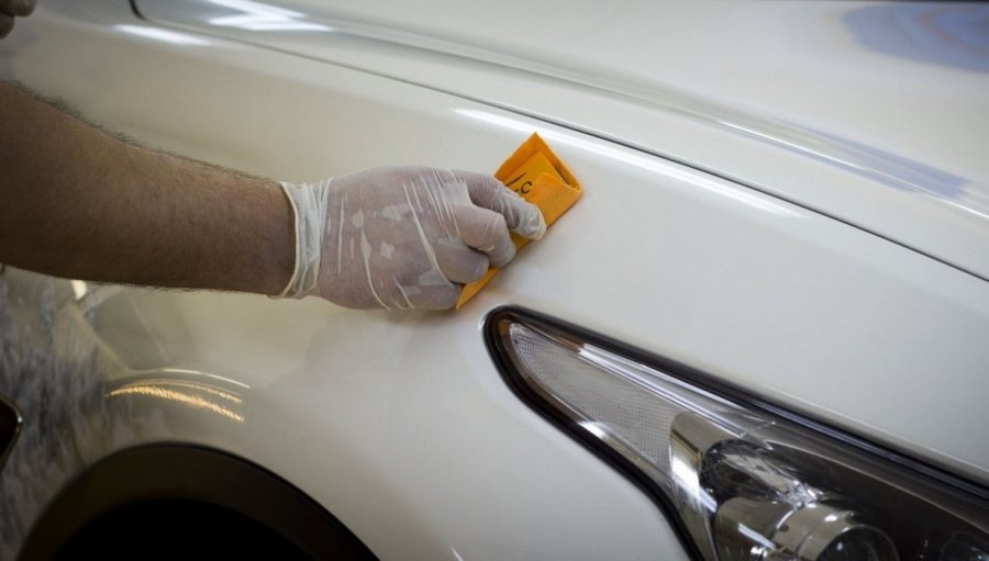 Zo verwijder je tape- en lijmresten van je auto