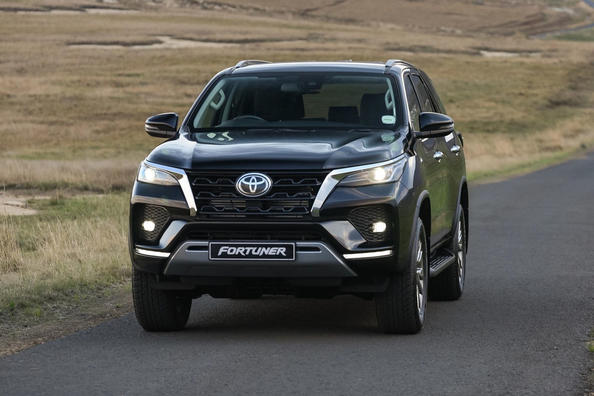 Review van de vernieuwde Toyota Fortuner SUV Foto 1