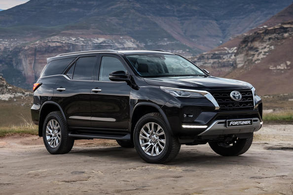 Review van de vernieuwde Toyota Fortuner SUV Foto 3