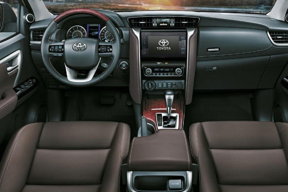 Review van de vernieuwde Toyota Fortuner SUV Foto 7