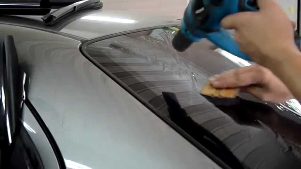 Zelf de achterruit van je auto tinten