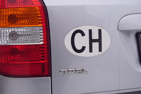 Zo verwijder je eenvoudig en netjes een sticker van je auto