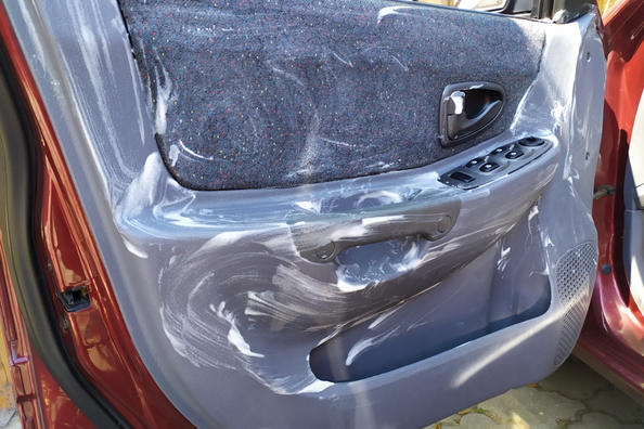 Zo maak je het interieurplastic van je auto snel schoon