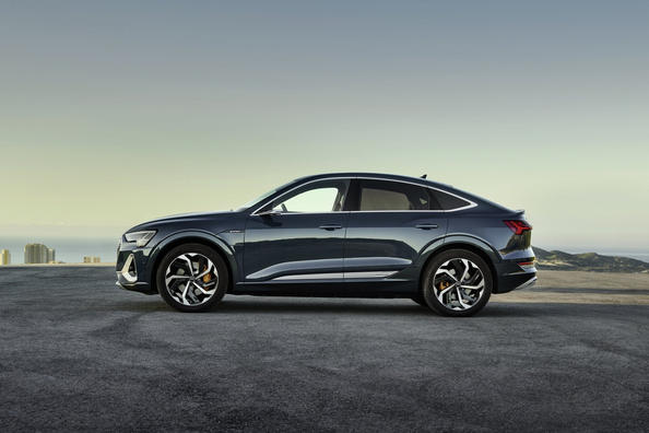 Coupé-achtige elektrische AWD-crossover: Audi e-tron Sportback Foto 2