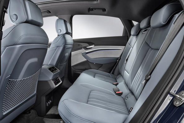 Coupé-achtige elektrische AWD-crossover: Audi e-tron Sportback Foto 8