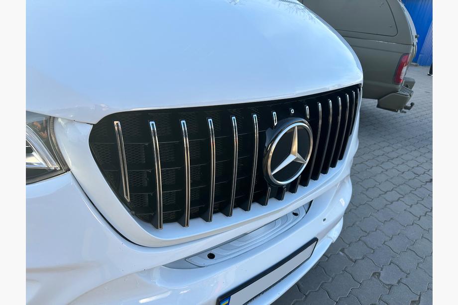 Mercedes Sprinter W907/W910 2018– Voorgrille Panamericana GT Chrome Premium V1 Zonder frame Foto 3