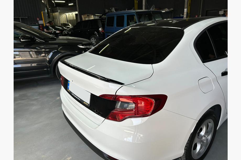 Fiat Tipo 2016– LIP lipspoiler (Sunplex, zwart) (119,1 cm x 5,5 cm) Image