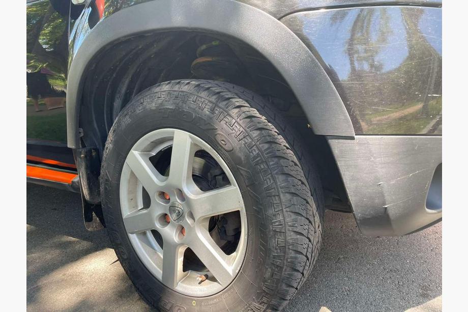 Dacia Duster 2008–2018 Wielkastverbreders (4 stuks, zwart ABS) Foto 5