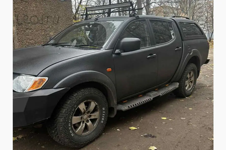 Mitsubishi L200 2015–2024 Dakar V2 side steps met LED (2015-2019, 2 stuks, metaal) Image