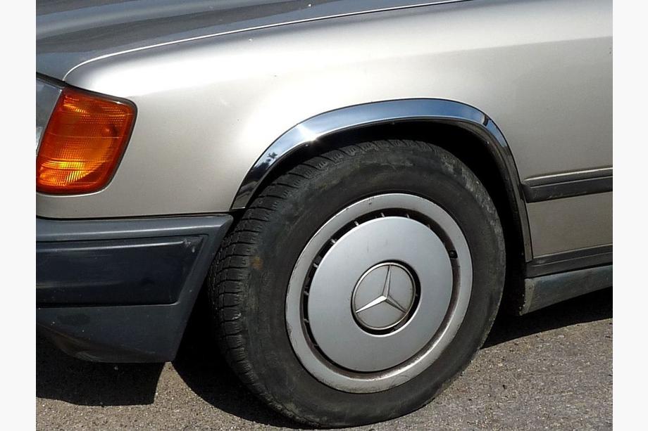 Mercedes E-class W124 1984–1997 Wielkastlijsten 1985-1989 (4 st., RVS) Image