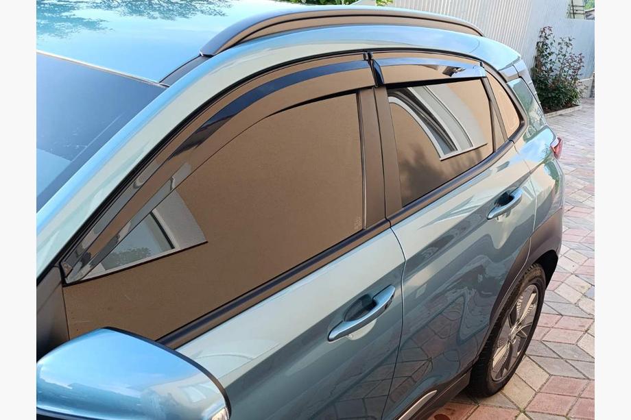 Hyundai Kona 2017–2023 Raamdeflectoren (4 stuks, Sunplex Sport) Foto 4