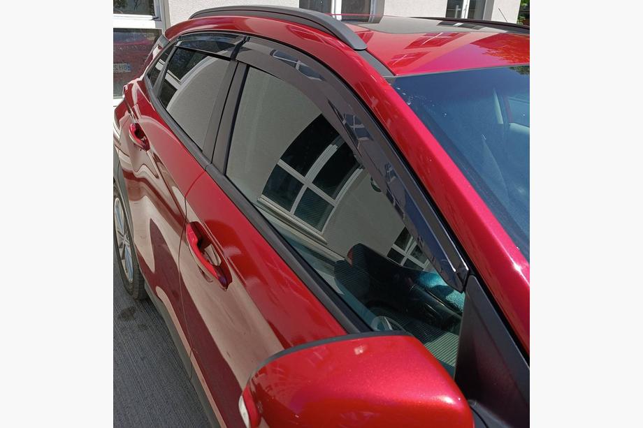 Hyundai Kona 2017–2023 Raamdeflectoren (4 stuks, Sunplex Sport) Foto 9