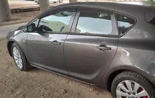 Opel Astra J 2009–2015 Raamloze winddeflectoren HB/SD (4 stuks, Sunplex Sport) foto 1