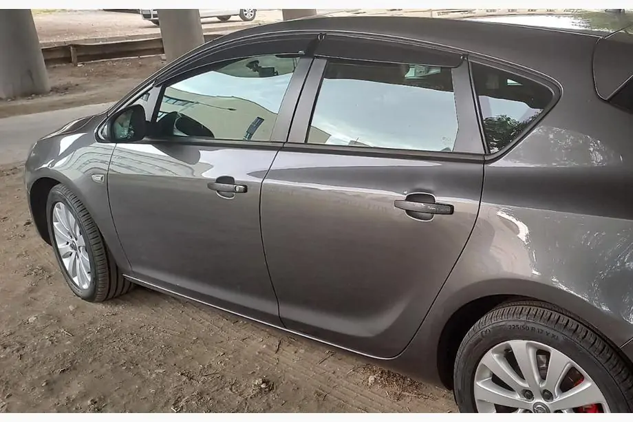 Opel Astra J 2009–2015 Raamloze winddeflectoren HB/SD (4 stuks, Sunplex Sport) Image