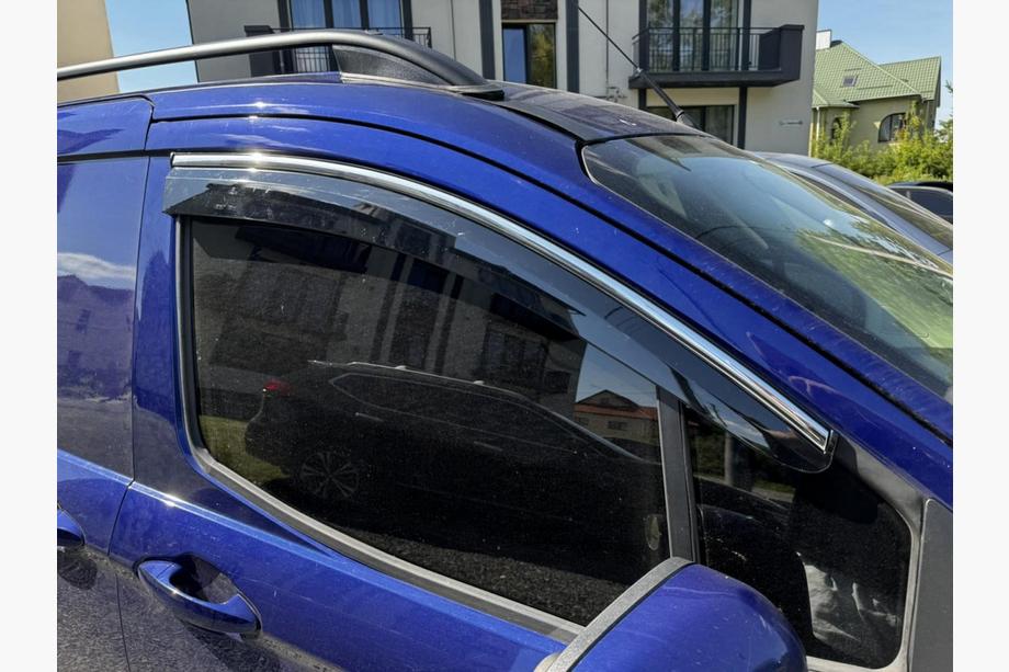 Ford Courier 2014–2023 Raamdeflectoren met chromen sierlijst (4 stuks, Sunplex Chrome) Foto 3