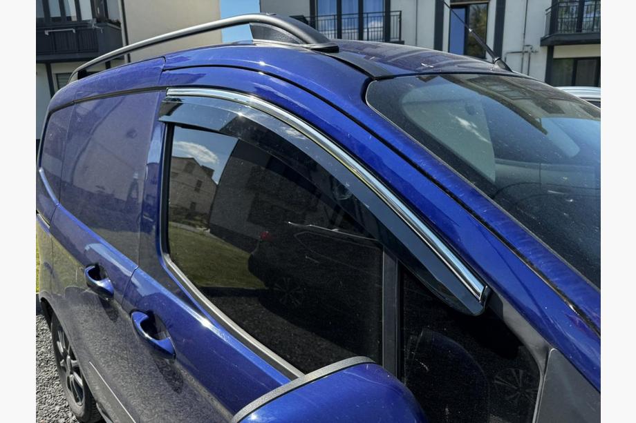 Ford Courier 2014–2023 Raamdeflectoren met chromen sierlijst (4 stuks, Sunplex Chrome) Foto 2