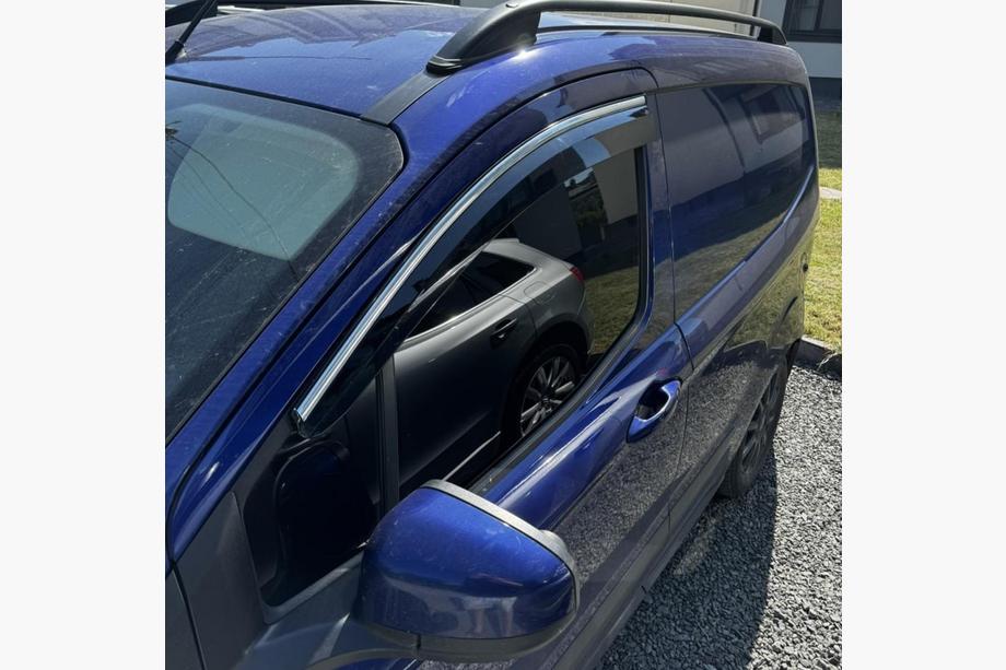 Ford Courier 2014–2023 Raamdeflectoren met chromen sierlijst (4 stuks, Sunplex Chrome) Foto 4