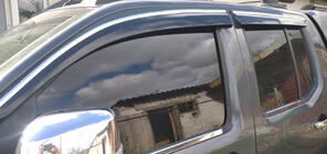 Nissan Navara 2006–2015 Raamdeflectoren met chromen sierlijst (4 stuks, Sunplex Chrome) foto 2