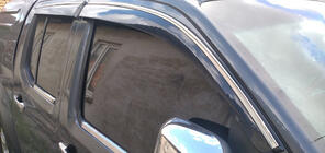 Nissan Navara 2006–2015 Raamdeflectoren met chromen sierlijst (4 stuks, Sunplex Chrome) foto 1