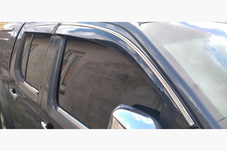 Nissan Navara 2006–2015 Raamdeflectoren met chromen sierlijst (4 stuks, Sunplex Chrome) Image