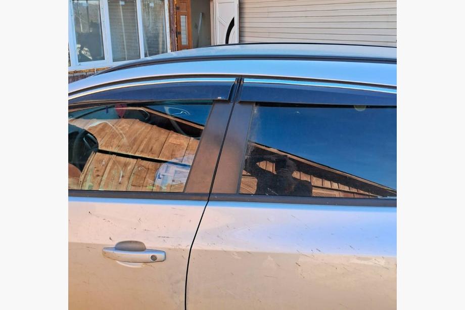 Opel Astra J 2009–2015 Raamwinddeflectoren met chromen strip HB/SD (4 stuks, Sunplex Chrome) Foto 1