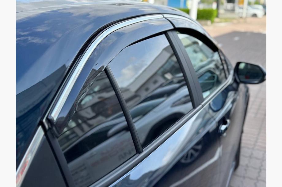 Toyota Corolla 2019– Raamdeflectoren met chromen sierlijst (4 stuks, Sunplex Chrome) Image