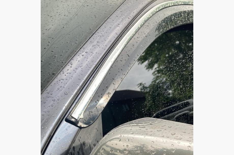 Toyota Hilux 2015– Raamdeflectoren met chromen sierlijst (4 stuks, Sunplex Chrome) Image