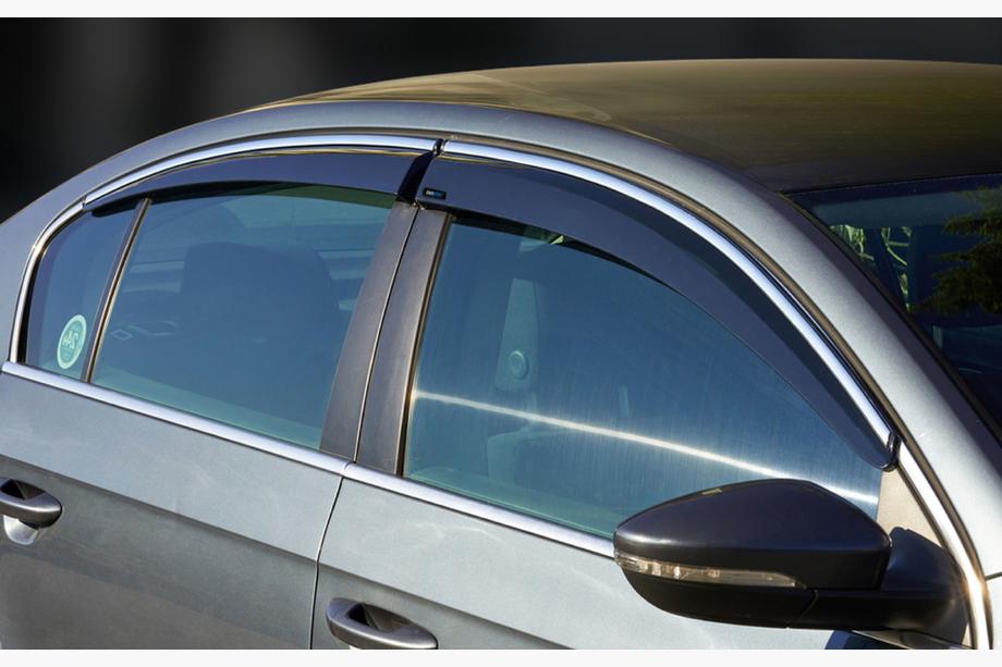 Volkswagen Passat B8 2015–2023 Raamwindschermen met chroomstrip SD (4 stuks, Sunplex Chrome) Image