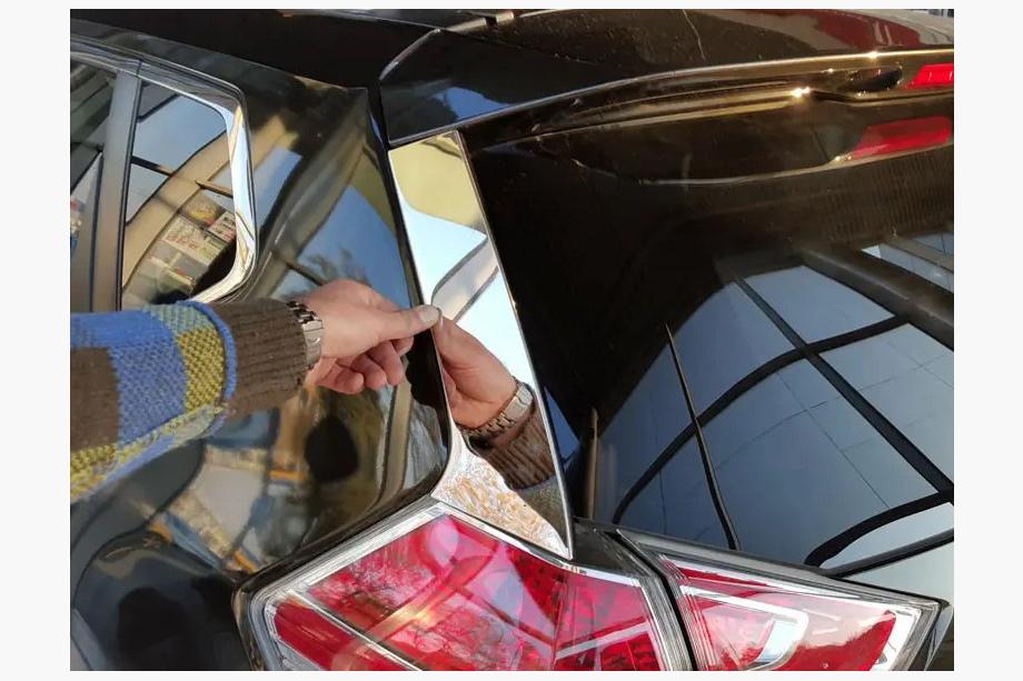 Nissan X-trail T32/Rogue 2014–2021 Chrome afdekstukken voor achterruitstijlen Libao (2 stuks, kunststof) Image