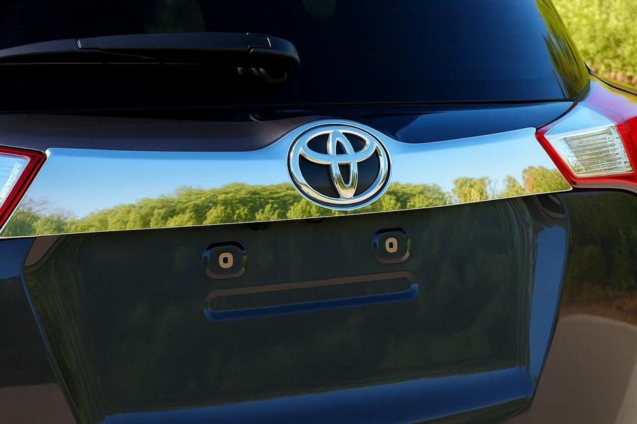 Toyota Rav 4 2013–2018 RVS sierlijst boven kenteken op bumper Libao 2013-2016 Image