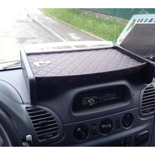Dashboardplank (2000-2006, Zwart met rode stiksels) foto 1