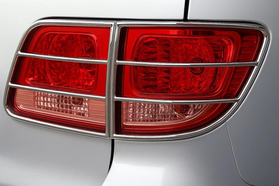 Toyota Fortuner 2006–2015 Achterlichtbescherming (RVS) Image