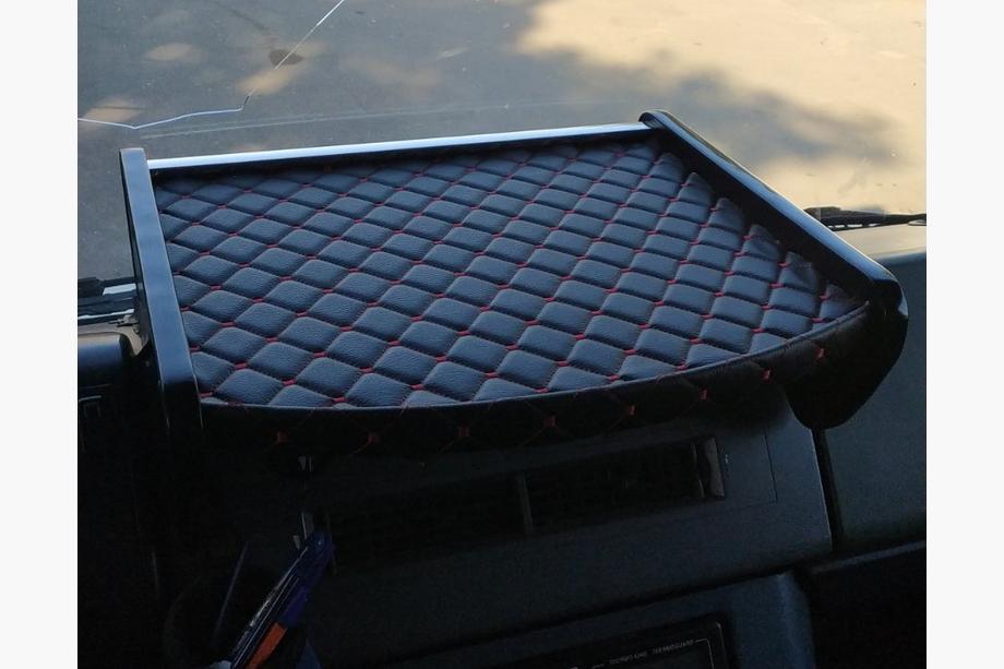 Mercedes T2 (507-814) 1967–1996 Dashboardplank (zwart met rood stiksel) Image
