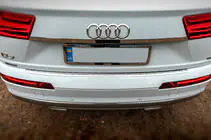 Audi Q7 2015–2026 Chromen sierlijst boven de kentekenplaat (RVS) foto 1