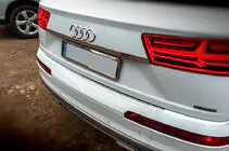 Audi Q7 2015–2026 Chromen sierlijst boven de kentekenplaat (RVS) foto 3