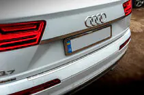 Audi Q7 2015–2026 Chromen sierlijst boven de kentekenplaat (RVS) foto 2