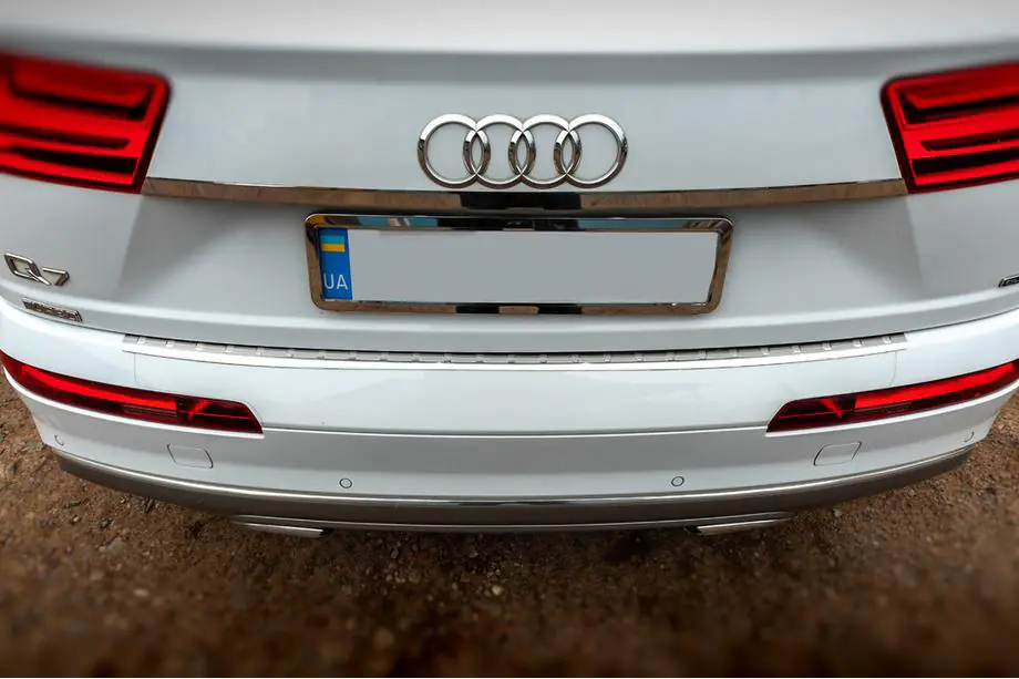 Audi Q7 2015–2026 Chromen sierlijst boven de kentekenplaat (RVS) Image