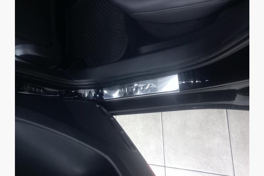 Volkswagen Jetta 2011–2018 Carmos V2 instaplijsten (4 stuks, RVS) Foto 3