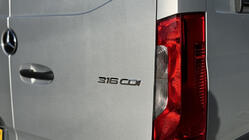 Mercedes Sprinter W907/W910 2018– 316 cdi embleem foto 2