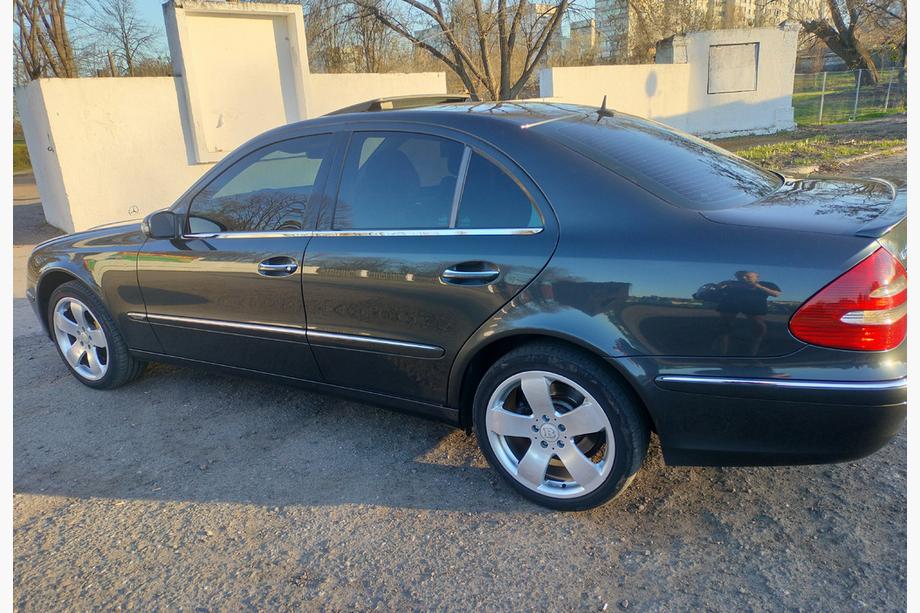 Mercedes E-class W211 2002–2009 Buitenste raamomlijsting (RVS) Foto 8