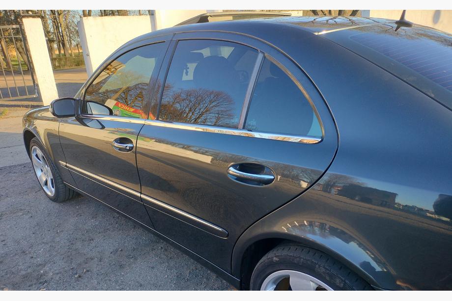 Mercedes E-class W211 2002–2009 Buitenste raamomlijsting (RVS) Foto 9